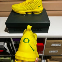 Load image into Gallery viewer, Lebron XVI &quot;Oregon Ducks&quot; PE
